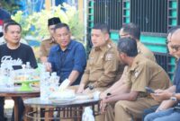 Foto: Wali Kota Munafri Arifuddin bersama Direksi PDAM dan dinas PU saat meninjau rumah warga di Perumahan Nusa Tamalanrea Indah (NTI) yang baru mendapat aliran air bersih dari PDAM