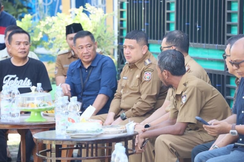 Foto: Wali Kota Munafri Arifuddin bersama Direksi PDAM dan dinas PU saat meninjau rumah warga di Perumahan Nusa Tamalanrea Indah (NTI) yang baru mendapat aliran air bersih dari PDAM