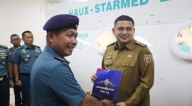 Foto: Wali Kota Makassar, Munafri Arifuddin bersama Kepala RSAL Jala Ammari Kodaeral VI dalam kegiatan Penyematan Brevet Kehormatan Hiperbarik