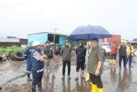 Foto: Wali Kota Makassar Munafri Arifuddin saat melihat langsung kondisi terkini di TPA, termasuk jalur utama dan jalur dalam yang digunakan kendaraan pengangkut sampah di TPA