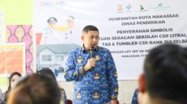 Foto: Wali Kota Makassar, Munafri Arifuddin saat menyalurkan bantuan berupa seragam sekolah gratis, tas, dan tumbler kepada total 135 siswa