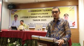 Foto: ekda Makassar Andi Zulkifly saat membuka Bimbingan Teknis Penyusunan Laporan Standar Pelayanan Minimal Tahun 2025