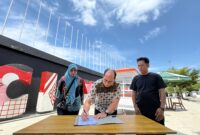 Foto: Penyerahan simbolis gerobak baru untuk pedagang pisang epe