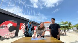 Foto: Penyerahan simbolis gerobak baru untuk pedagang pisang epe