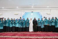 Foto: Ketua TP PKK Kota Makassar, Melinda Aksa bersama  dr. Aisah Dahlan dalam kegiatan kajian islam pokja I