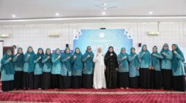 Foto: Ketua TP PKK Kota Makassar, Melinda Aksa bersama  dr. Aisah Dahlan dalam kegiatan kajian islam pokja I