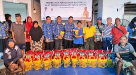 Foto: Penyaluran bantuan kepada warga eks kusta maupun yang masih dalam tahap pengobatan, di Kampung Kusta, Jalan Dangko