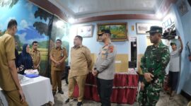 Foto: Wali Kota Makassar Munafri Arifuddin bersama Kapolrestabes dan Dandimtabes Makassar saat meninjau lokasi pemungutan suara Pemilihan RT