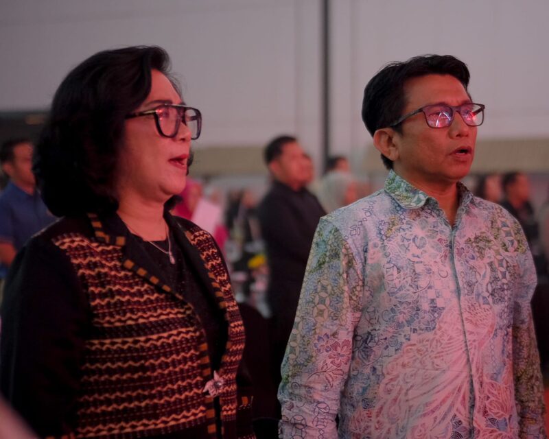 Kepala Dinas Penataan Ruang Kota Makassar, Fuad Azis (kanan), menghadiri Tax Award 2025 di Phinisi Ballroom, Hotel Claro Makassar, Selasa malam (9/12/2025).