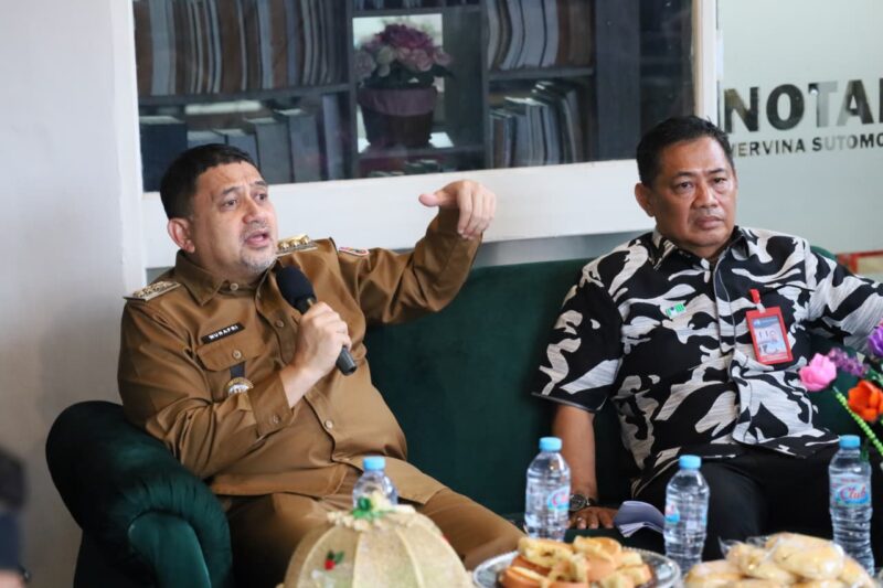 Foto: Wali Kota Makassar, Munafri Arifuddin saat peninjauan pemasangan sambungan air bersih di Jalan Titang, Kelurahan Barana (Veteran Utara), Kecamatan Makassar