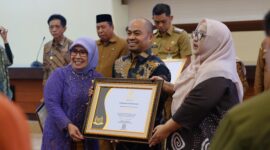 Foto: Kepala Dinas Komunikasi dan Informatika Kota Makassar, Dr. M. Roem saat menerima penghargaan Keterbukaan Informasi Publik