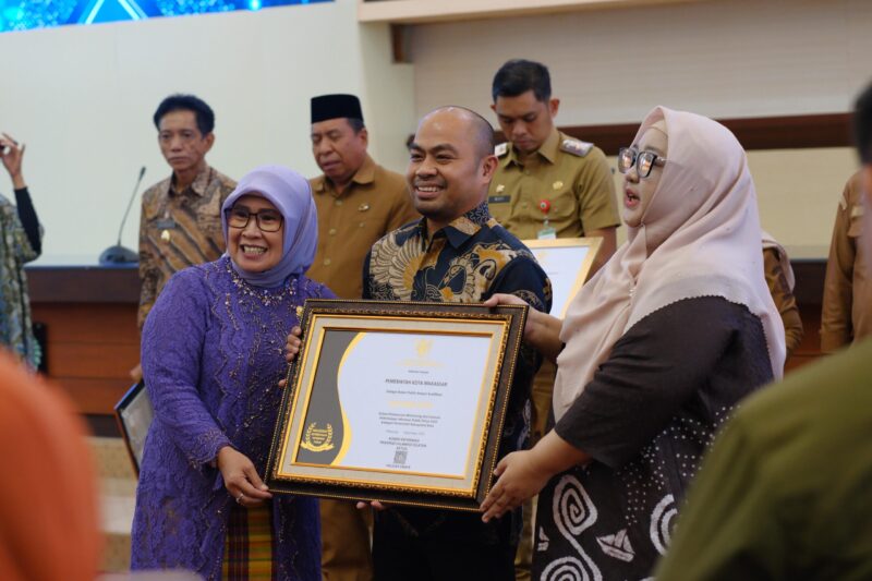 Foto: Kepala Dinas Komunikasi dan Informatika Kota Makassar, Dr. M. Roem saat menerima penghargaan Keterbukaan Informasi Publik