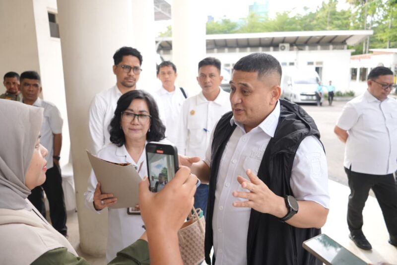 Foto: Wali Kota Makassar, Munafri Arifuddin saat di wawancarai terkait Upah minimum karyawan Kota Makassar