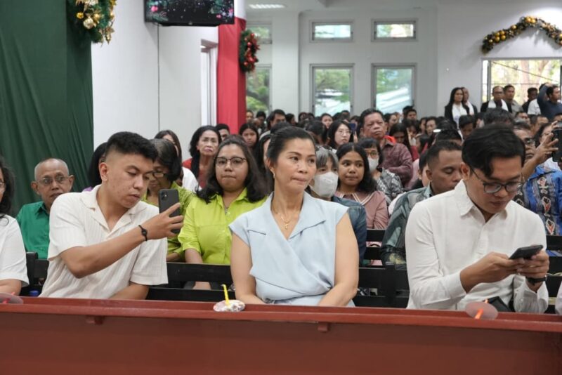 Foto: Suasana khidmat misa malam Natal