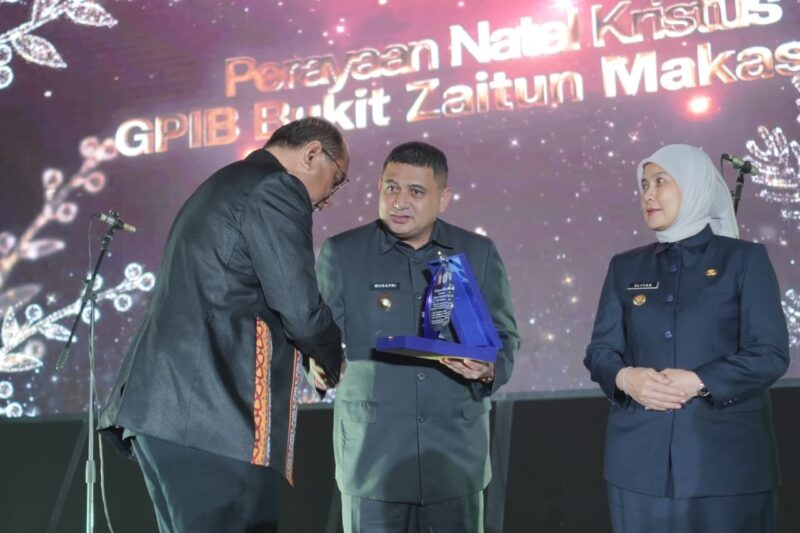 Foto: Wali Kota Makassar, Munafri Arifuddin, bersama Wakil Wali Kota Makassar, Aliyah Mustika Ilham saat menghadiri perayaan Natal GPIB Jemaat Bukit Zaitun