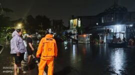 Foto: Tim BPBD Kota Makassar bersama SKPD terkait memantau kondisi di lapangan 
