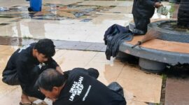 Foto: Petugas kebersihan membersihkan sisa sampah di anjungan losari