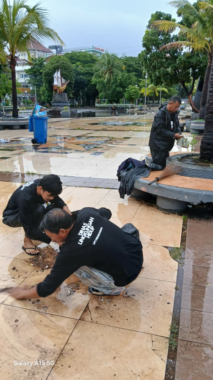 Foto: Petugas kebersihan membersihkan sisa sampah di anjungan losari