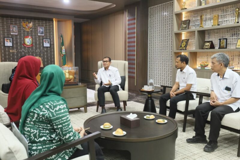 Foto: Wali Kota Makassar, Munafri Arifuddin bersama Plt Kepala Badan Pengawasan dan Pengendalian Mutu Hasil Kelautan dan Perikanan KKP Makassar, Mohammad Zamrud dan rombongan