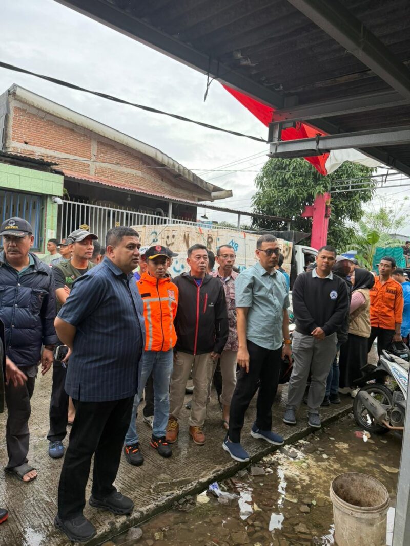 Foto: Walikota Makassar Munafri Arifuddin saat meninjau lokasi banjir