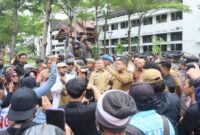 Foto: Wali Kota Makassar, Munafri Arifuddin saat menemui demonstran di depan Balaikota Makassar