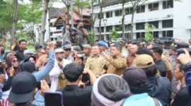 Foto: Wali Kota Makassar, Munafri Arifuddin saat menemui demonstran di depan Balaikota Makassar