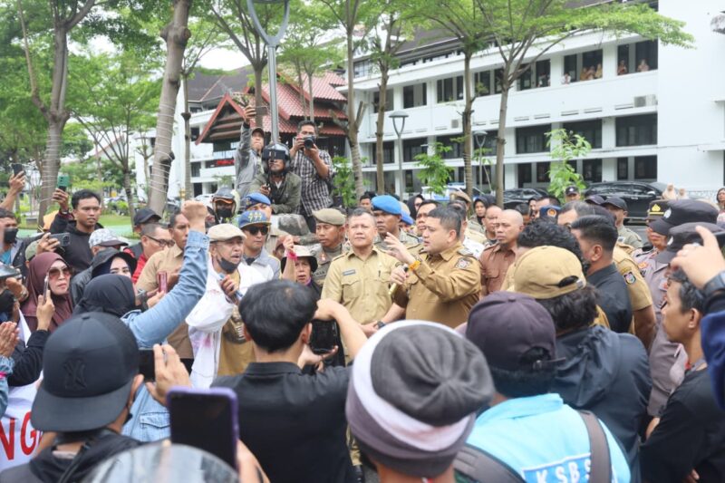 Foto: Wali Kota Makassar, Munafri Arifuddin saat menemui demonstran di depan Balaikota Makassar