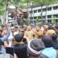Foto: Wali Kota Makassar, Munafri Arifuddin saat menemui demonstran di depan Balaikota Makassar