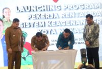 Foto: Walikota Makassar Munafri Arifuddin bersama Direktur Utama BPJS Ketenagakerjaan, Pramudya Iriawan Buntoro dalam kegiatan Launching Sistem Keagenan Penggerak Jaminan Sosial (PERISAI)