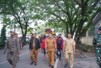 Foto: Camat Biringkanaya bersama satpol PP dalam rangka penertiban pk5 di Gor Sudiang