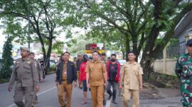 Foto: Camat Biringkanaya bersama satpol PP dalam rangka penertiban pk5 di Gor Sudiang