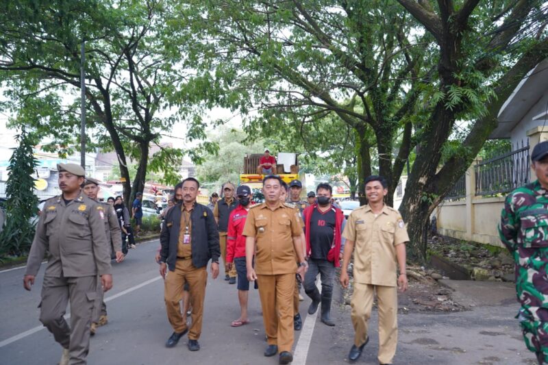 Foto: Camat Biringkanaya bersama satpol PP dalam rangka penertiban pk5 di Gor Sudiang