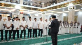 Foto: Wali Kota Makassar, Munafri Arifuddin, saat menghadiri Peringatan Isra Mi’raj Nabi Muhammad SAW yang dirangkaikan dengan pelantikan Badan Pengurus Harian Masjid Nurul Ittihad