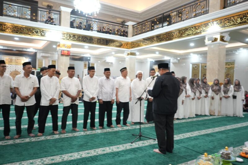 Foto: Wali Kota Makassar, Munafri Arifuddin, saat menghadiri Peringatan Isra Mi’raj Nabi Muhammad SAW yang dirangkaikan dengan pelantikan Badan Pengurus Harian Masjid Nurul Ittihad