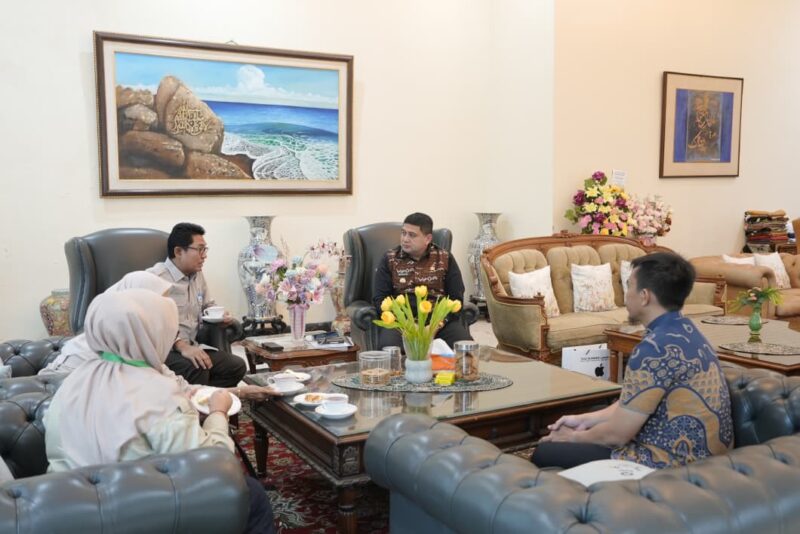 Foto: Wali Kota Makassar, Munafri Arifuddin bersama Dr. Azri Rasul Kepala Pusat Pengendalian Lingkungan Hidup Sulawesi dan Maluku Kementerian Lingkungan Hidup (Pusdal LH SUMA-KLH)