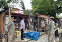 Foto: Camat Rappocini, Muhammad Aminuddin saat penertiban bangunan liar berupa lapak pedagang kaki lima (PKL) yang berdiri di atas trotoar dan saluran drainase