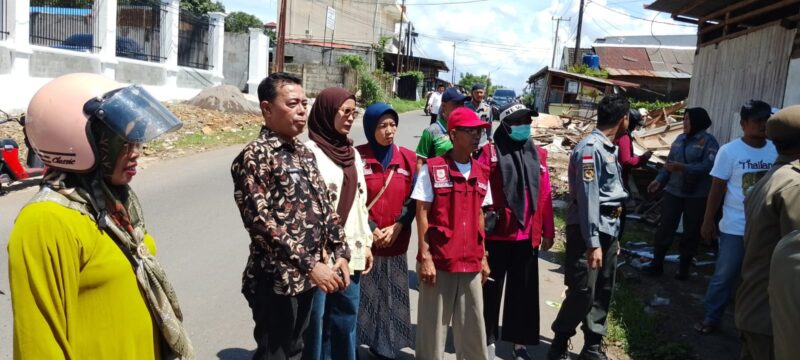 Foto: Penertiban Pedagang Kaki Lima (PKL) di Jalan Poros Asrama Haji, Kelurahan Bakung