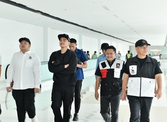 Foto: ketua Umum DPP Partai PSI Kaesang Pangarep saat tiba di Bandara Sultan Hasanuddin Makassar (Sumber:Detik.com)