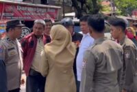 Foto: Proses pembongkaran lapak yang menggunakan fasilitas umum