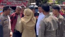 Foto: Proses pembongkaran lapak yang menggunakan fasilitas umum