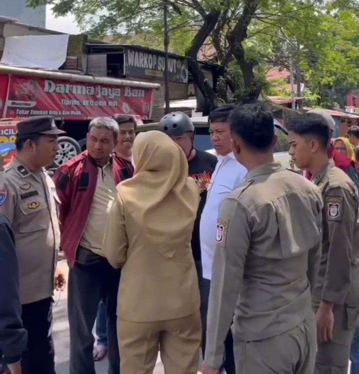 Foto: Proses pembongkaran lapak yang menggunakan fasilitas umum