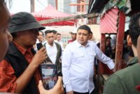 Foto: Wali Kota Makassar, Munafri Arifuddin, saat mengunjungi lokasi peleburan sampah plastik menjadi BBM