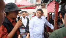 Foto: Wali Kota Makassar, Munafri Arifuddin, saat mengunjungi lokasi peleburan sampah plastik menjadi BBM