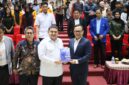 Foto: Walikota Makassar Munafri Arifuddin bersama Wakil Rektor IV dan Wamendagri Bima Arya dalam bedah buku 