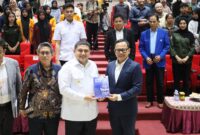 Foto: Walikota Makassar Munafri Arifuddin bersama Wakil Rektor IV dan Wamendagri Bima Arya dalam bedah buku 