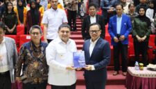Foto: Walikota Makassar Munafri Arifuddin bersama Wakil Rektor IV dan Wamendagri Bima Arya dalam bedah buku 