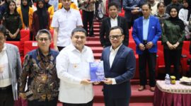 Foto: Walikota Makassar Munafri Arifuddin bersama Wakil Rektor IV dan Wamendagri Bima Arya dalam bedah buku 