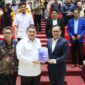 Foto: Walikota Makassar Munafri Arifuddin bersama Wakil Rektor IV dan Wamendagri Bima Arya dalam bedah buku 