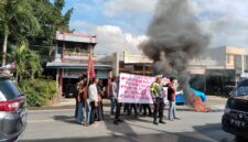 Foto: SAPMA PP Gowa saat melakukan aksi unjuk rasa di depan SPBU Kalampa