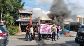 Foto: SAPMA PP Gowa saat melakukan aksi unjuk rasa di depan SPBU Kalampa